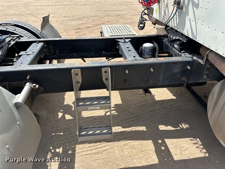 image for item OI9422 2005 International 9900i semi truck