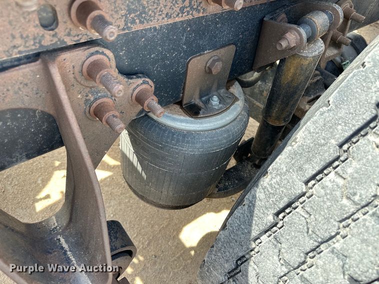 image for item OI9422 2005 International 9900i semi truck