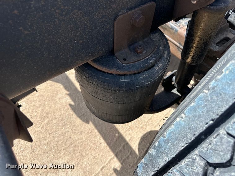 image for item OI9422 2005 International 9900i semi truck