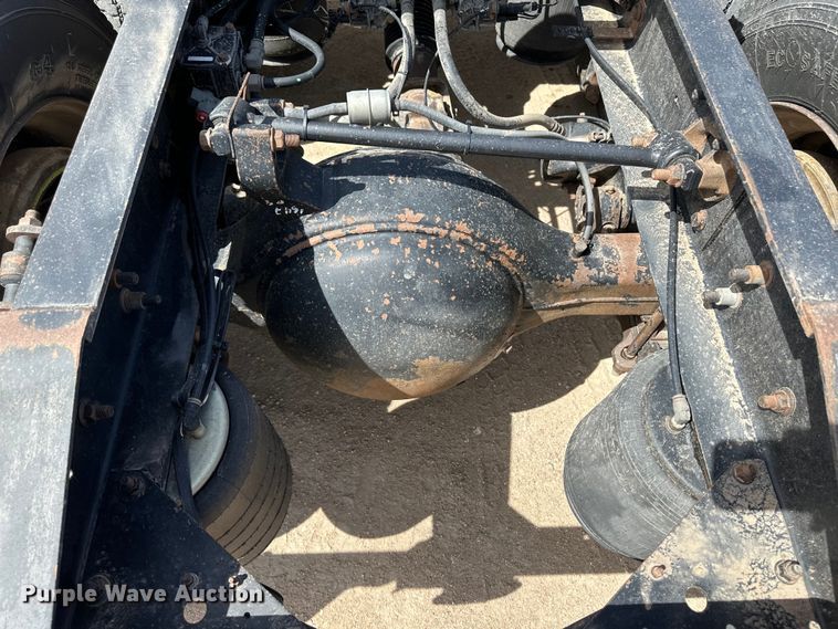 image for item OI9422 2005 International 9900i semi truck