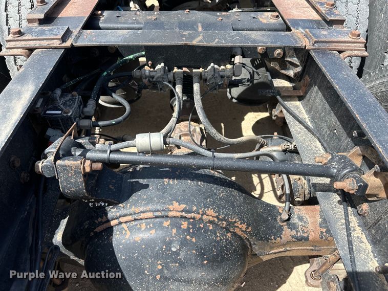 image for item OI9422 2005 International 9900i semi truck