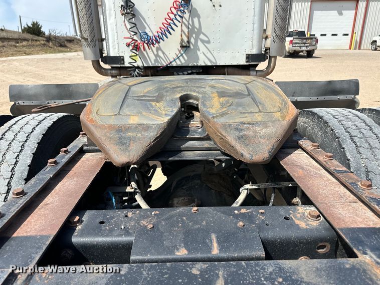 image for item OI9422 2005 International 9900i semi truck