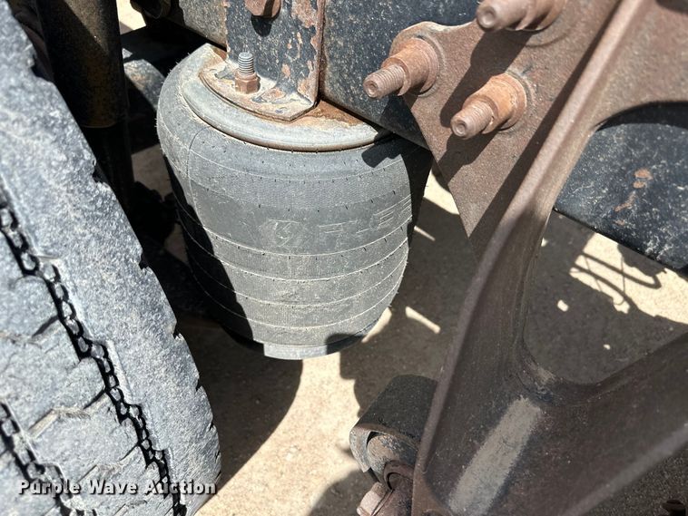 image for item OI9422 2005 International 9900i semi truck