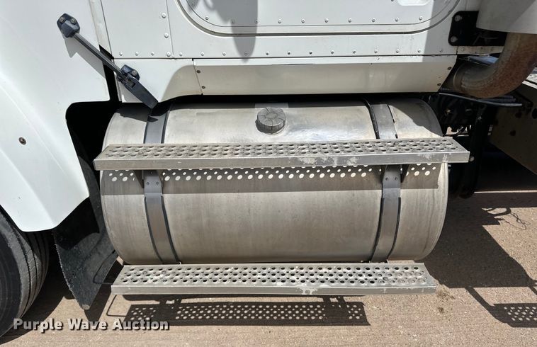 image for item OI9422 2005 International 9900i semi truck