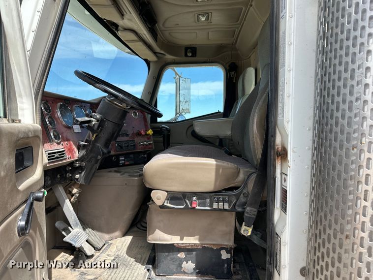 image for item OI9422 2005 International 9900i semi truck