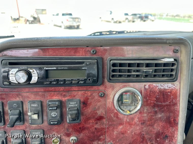 image for item OI9422 2005 International 9900i semi truck