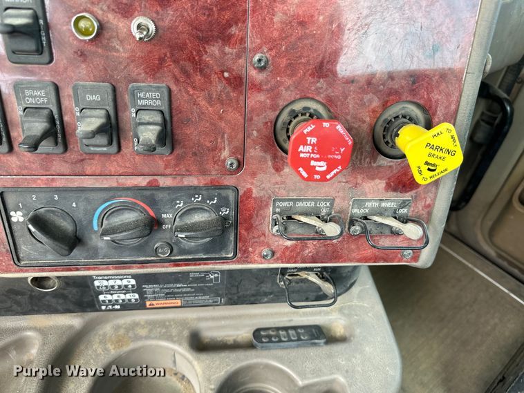 image for item OI9422 2005 International 9900i semi truck