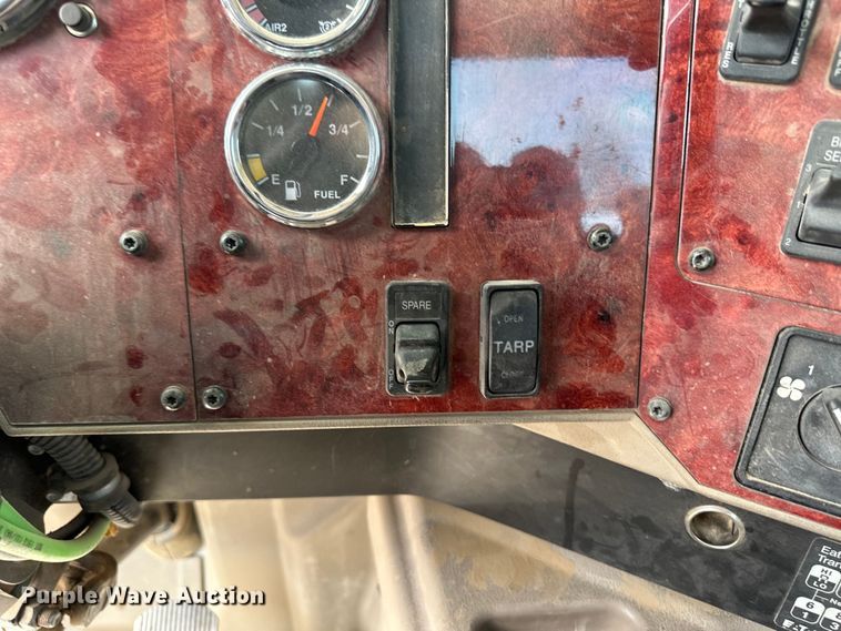 image for item OI9422 2005 International 9900i semi truck