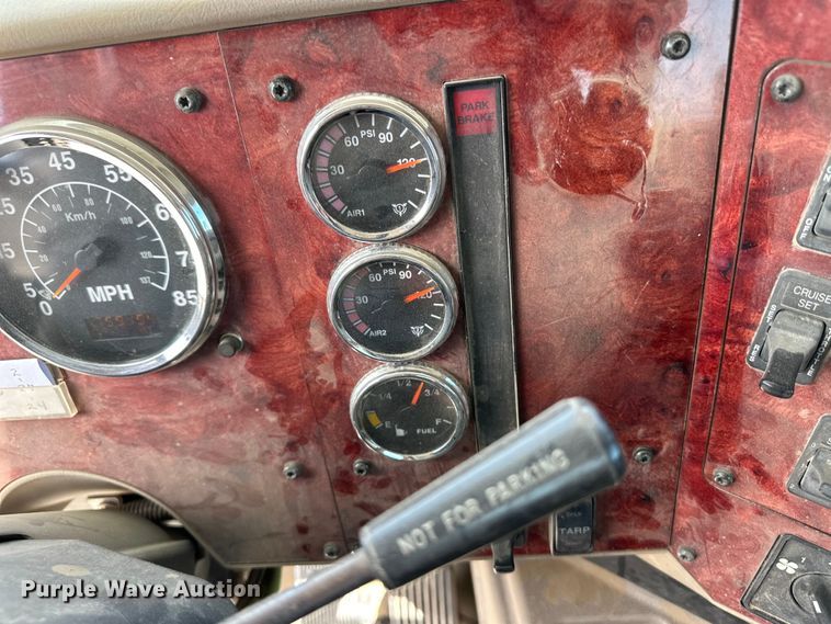 image for item OI9422 2005 International 9900i semi truck