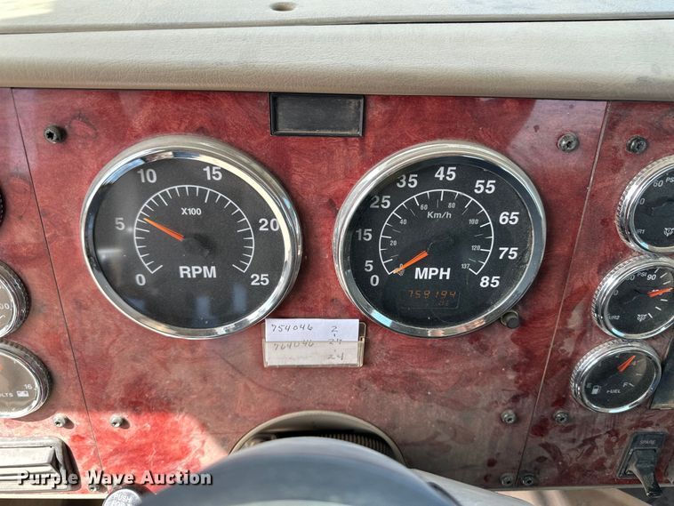 image for item OI9422 2005 International 9900i semi truck