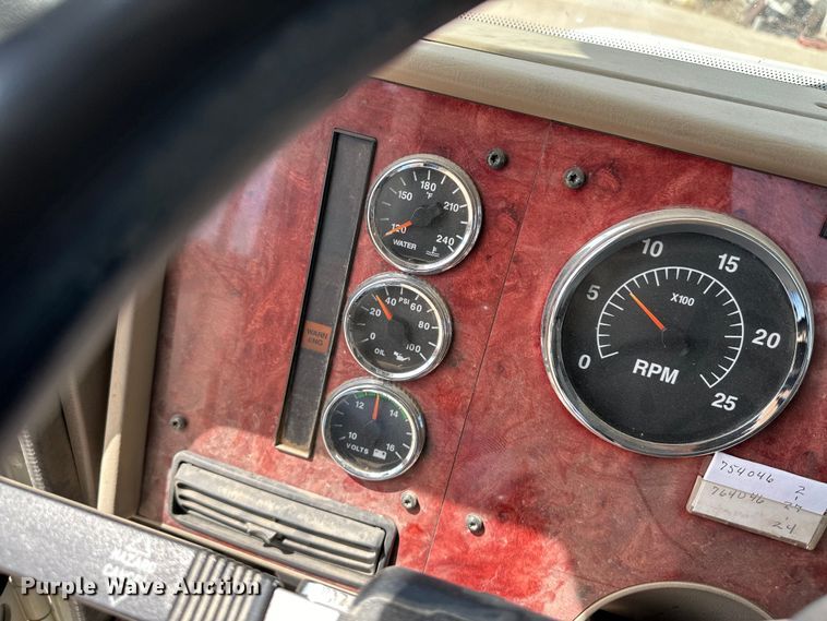 image for item OI9422 2005 International 9900i semi truck