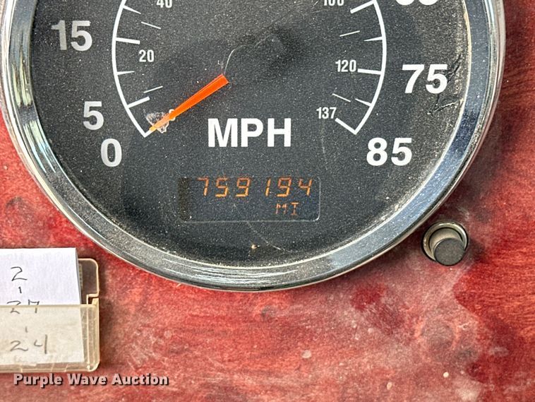 image for item OI9422 2005 International 9900i semi truck