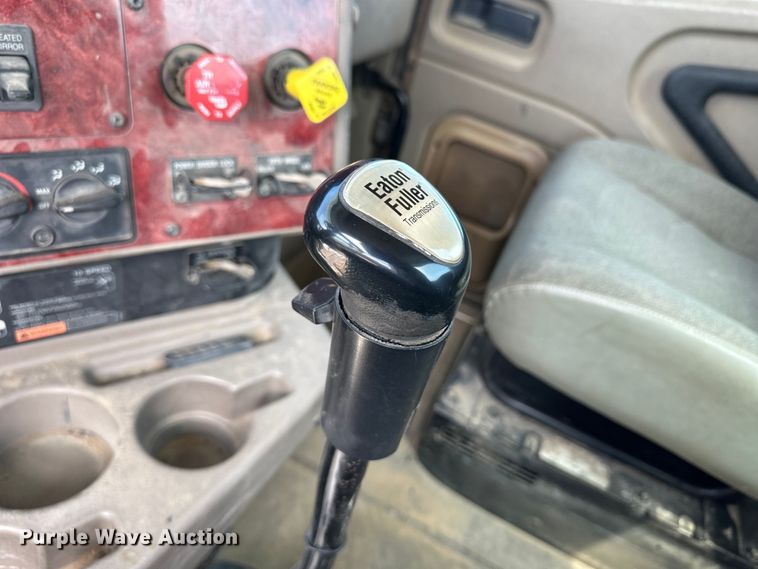 image for item OI9422 2005 International 9900i semi truck