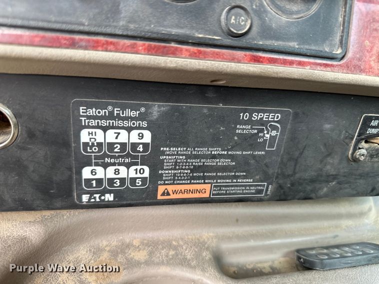 image for item OI9422 2005 International 9900i semi truck