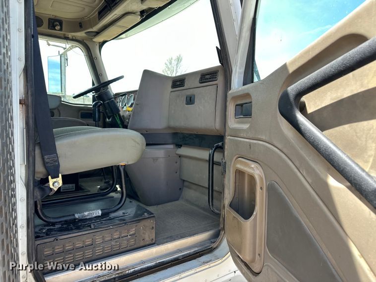 image for item OI9422 2005 International 9900i semi truck