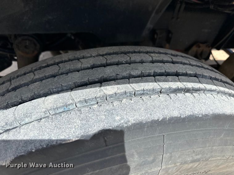 image for item OI9422 2005 International 9900i semi truck