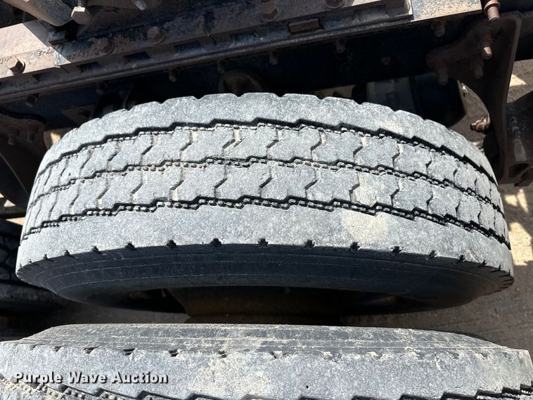 image for item OI9422 2005 International 9900i semi truck