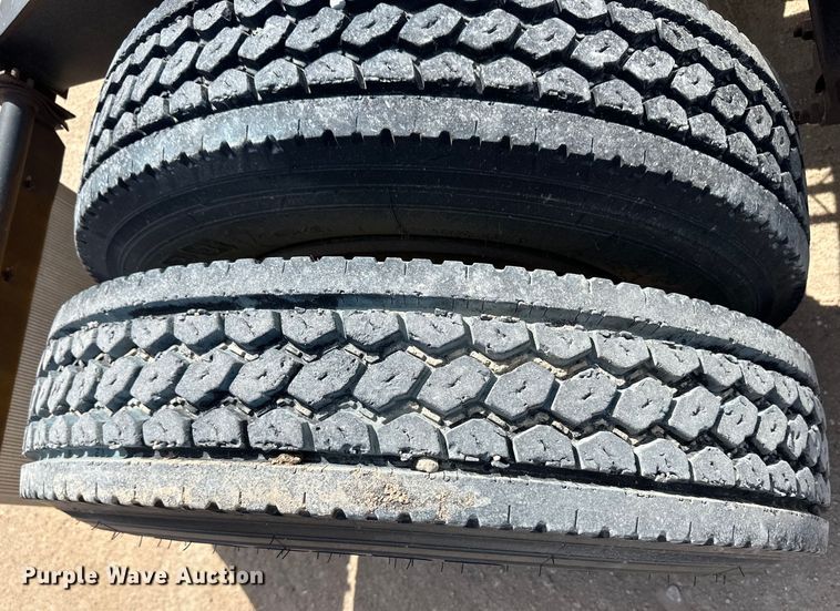 image for item OI9422 2005 International 9900i semi truck