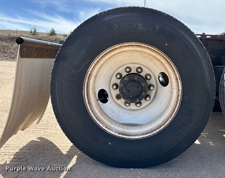 image for item OI9422 2005 International 9900i semi truck