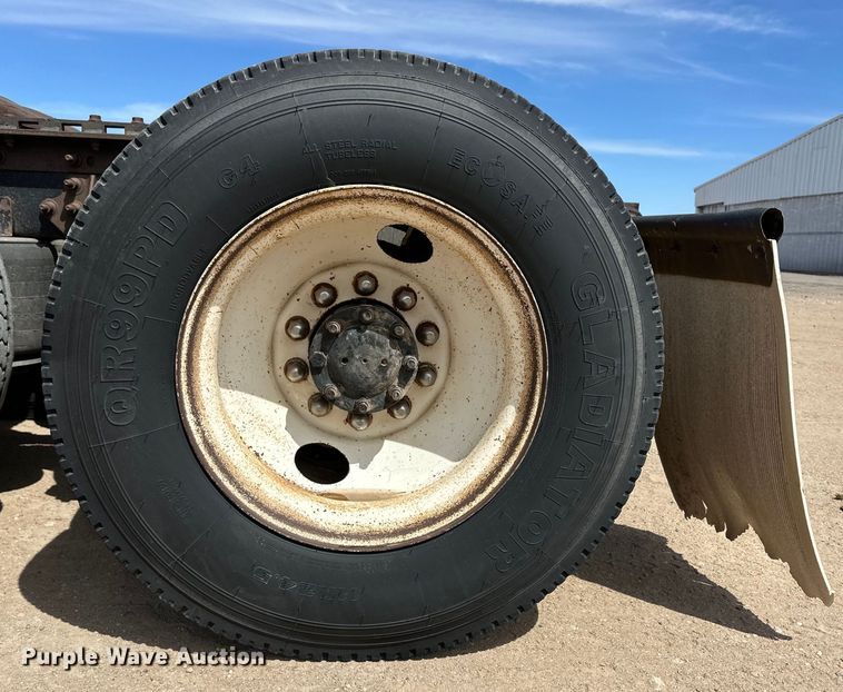 image for item OI9422 2005 International 9900i semi truck