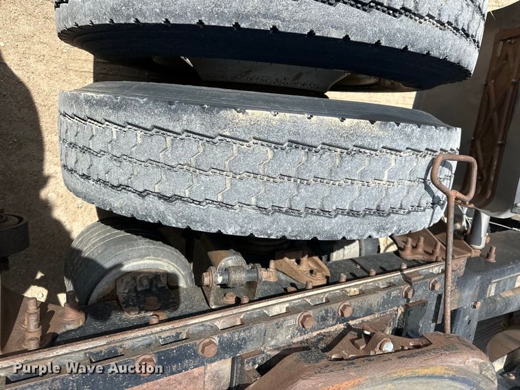 image for item OI9422 2005 International 9900i semi truck