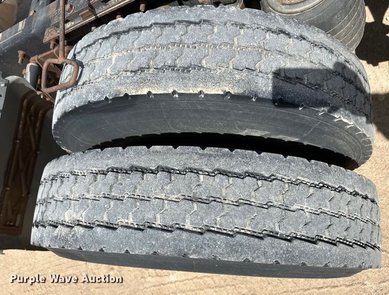 image for item OI9422 2005 International 9900i semi truck