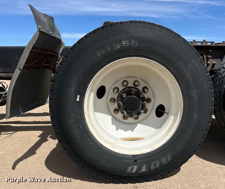 image for item OI9422 2005 International 9900i semi truck