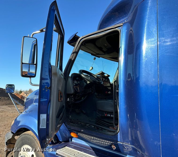 image for item OM9303 2012 International  ProStar Eagle  semi truck