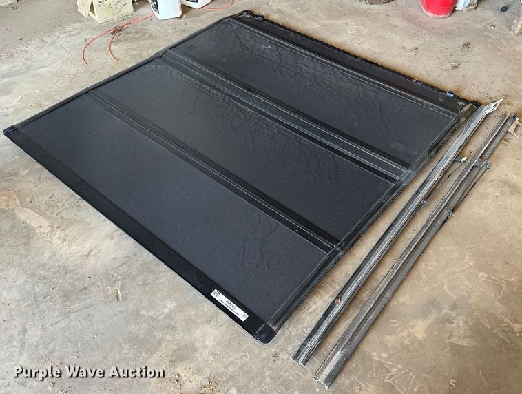 image for item OM9322 Bakflip pickup truck bed cover