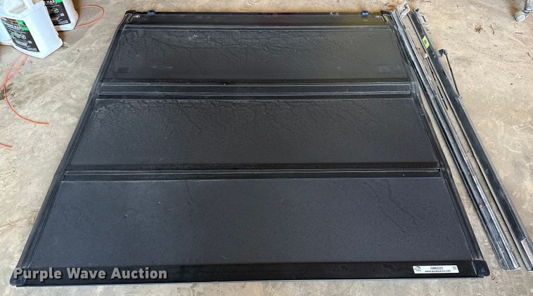 image for item OM9322 Bakflip pickup truck bed cover