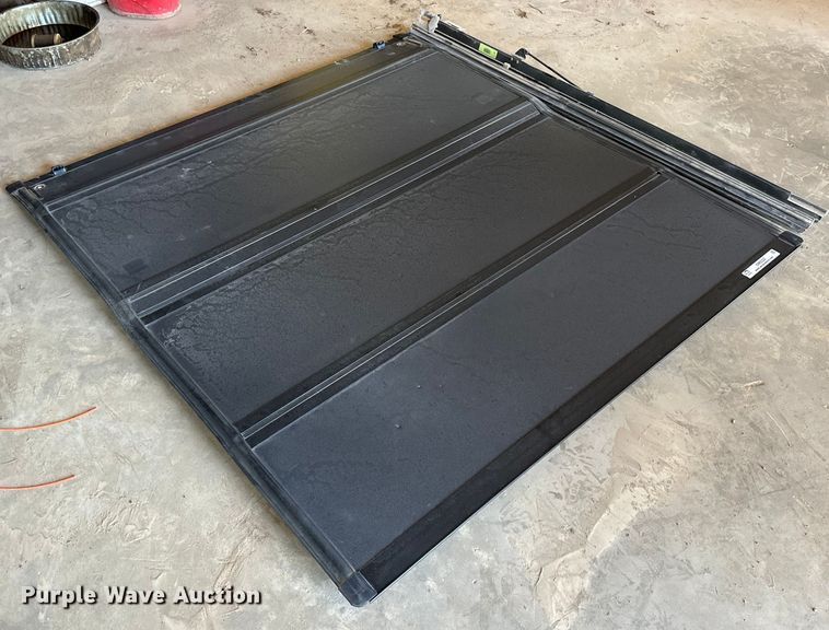 image for item OM9322 Bakflip pickup truck bed cover