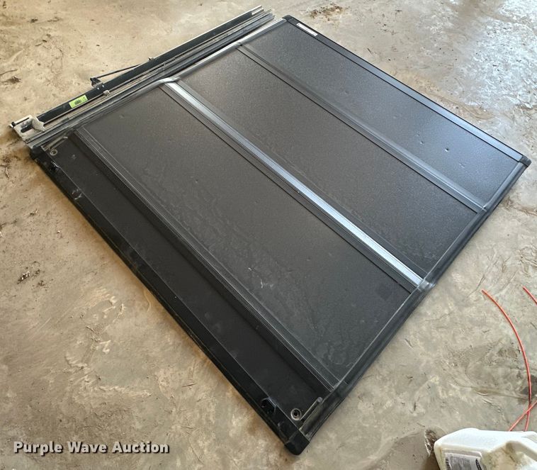 image for item OM9322 Bakflip pickup truck bed cover