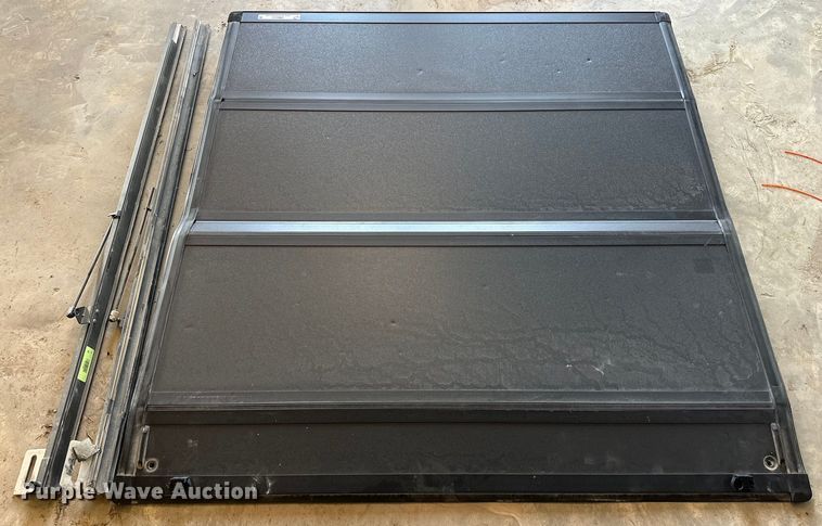 image for item OM9322 Bakflip pickup truck bed cover