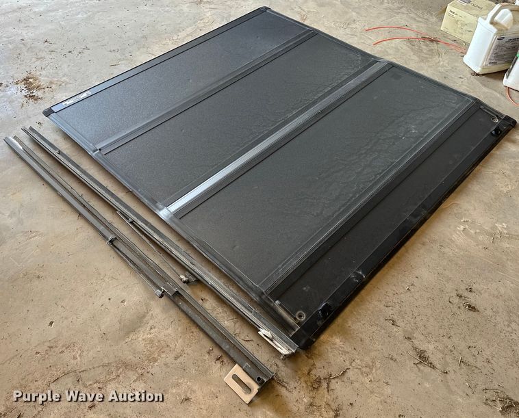 image for item OM9322 Bakflip pickup truck bed cover