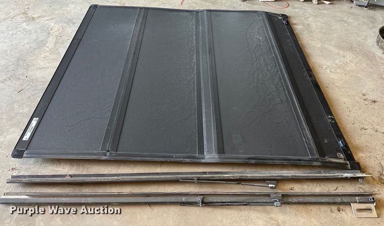 image for item OM9322 Bakflip pickup truck bed cover