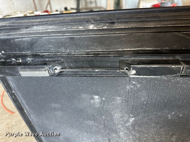 image for item OM9322 Bakflip pickup truck bed cover