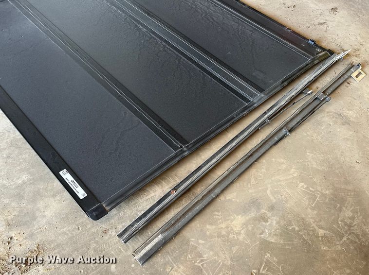 image for item OM9322 Bakflip pickup truck bed cover