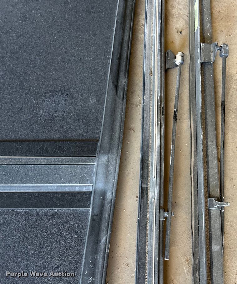 image for item OM9322 Bakflip pickup truck bed cover