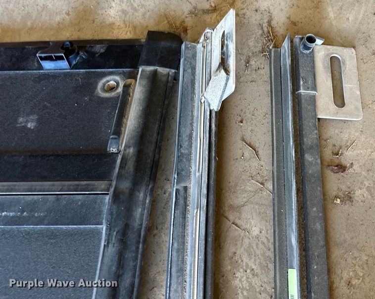 image for item OM9322 Bakflip pickup truck bed cover