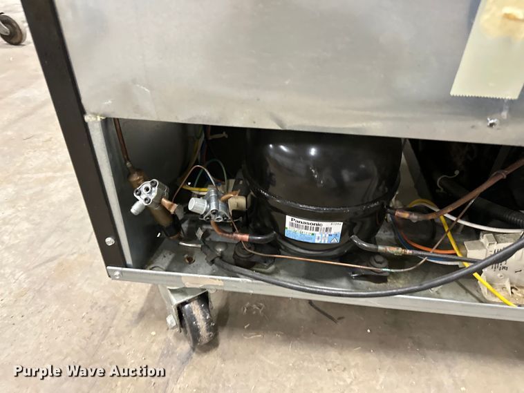 image for item OM9370 Frigidaire  FCRS201RFB6 refrigerator