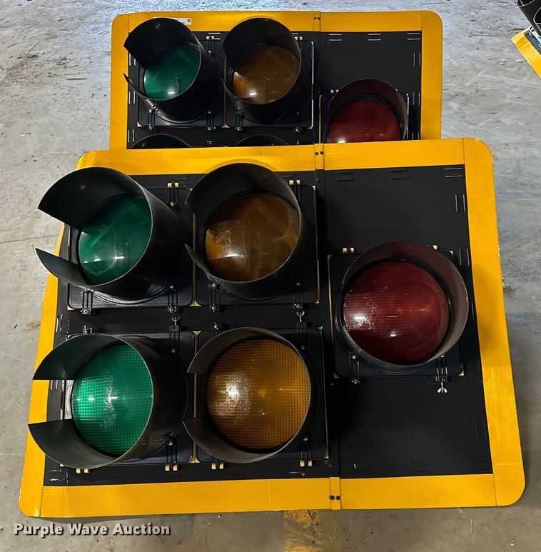 image for item OM9403 (2) traffic lights
