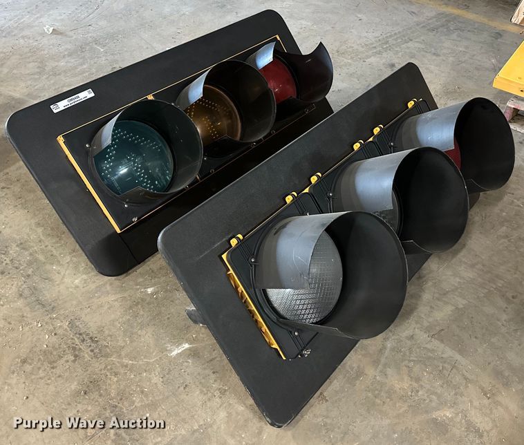 image for item OM9408 (2) traffic lights