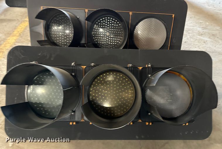image for item OM9410 (2) traffic lights