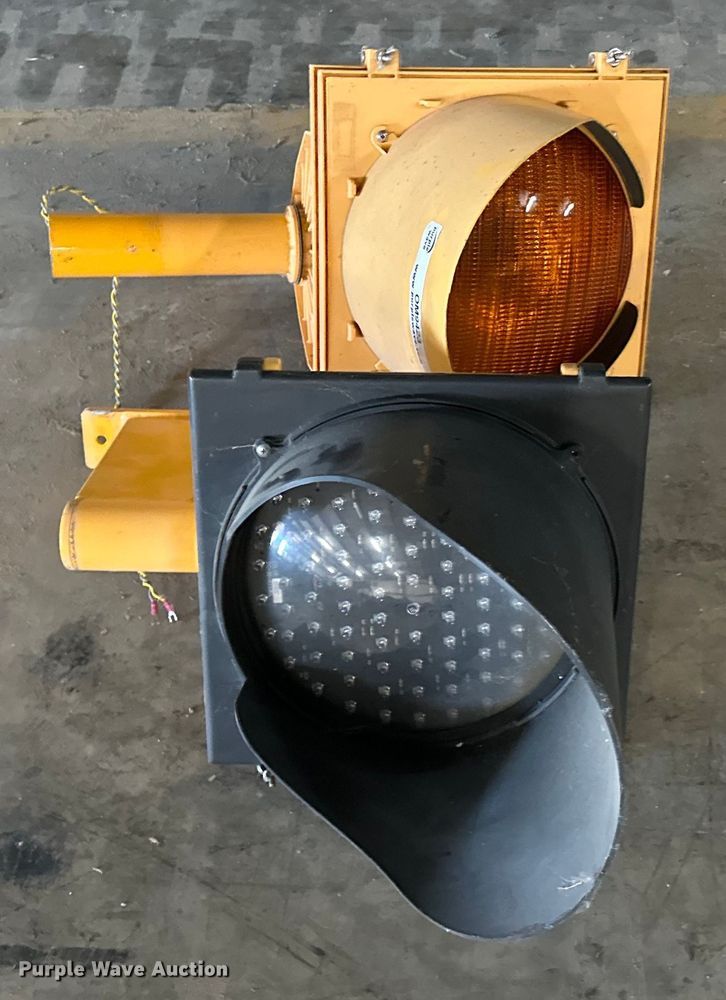 image for item OM9423 (2) traffic signals