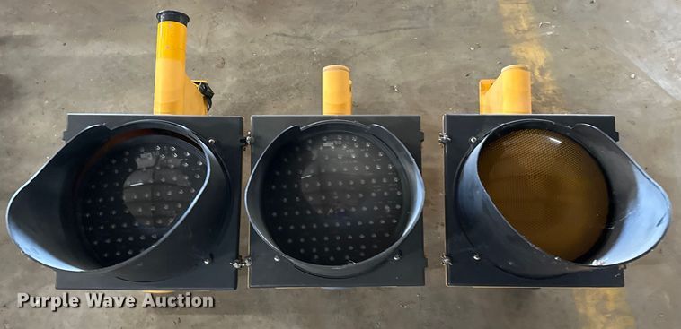 image for item OM9428 (3) traffic signals