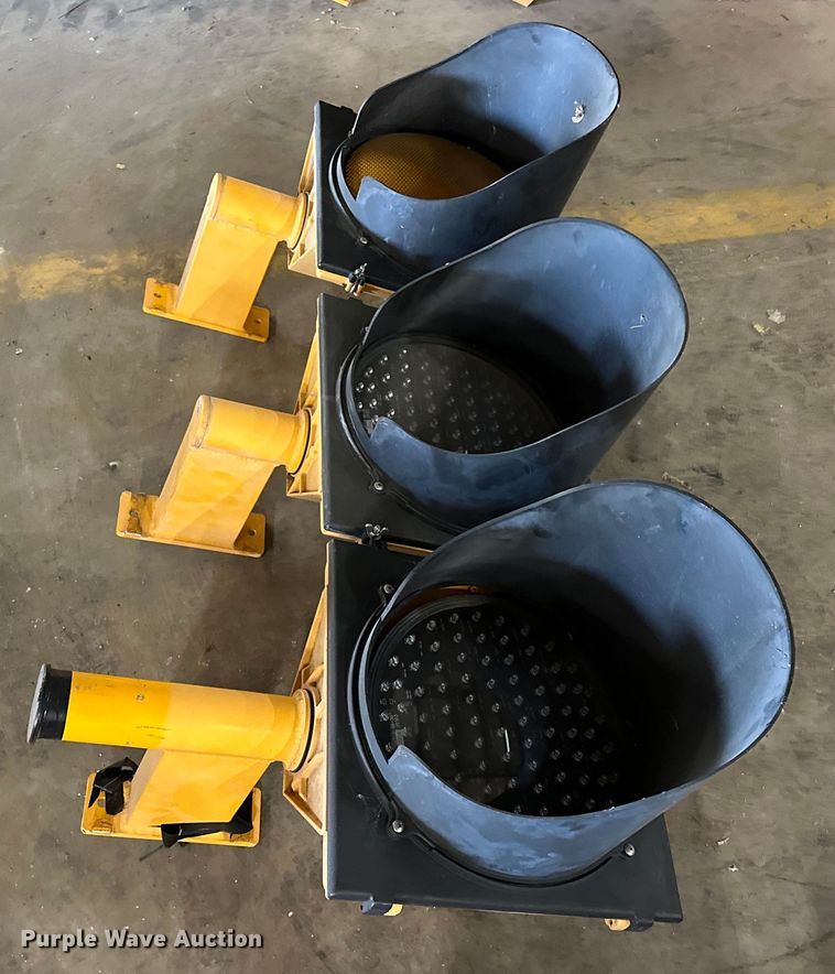 image for item OM9428 (3) traffic signals