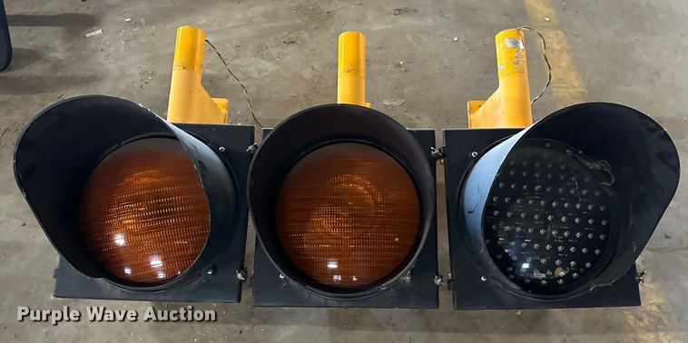 image for item OM9429 (3) traffic signals 