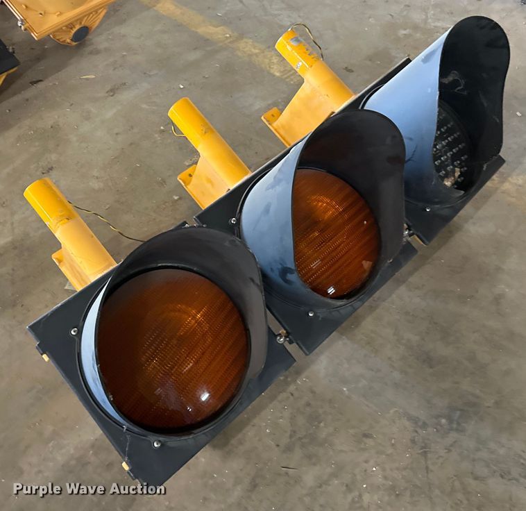 image for item OM9429 (3) traffic signals 