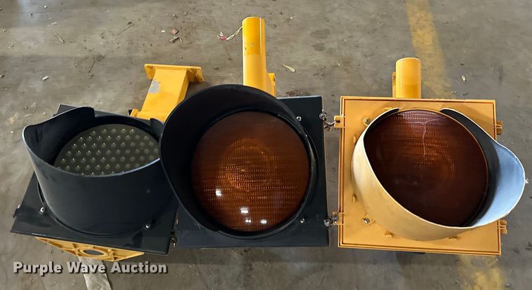 image for item OM9430 (3) traffic signals