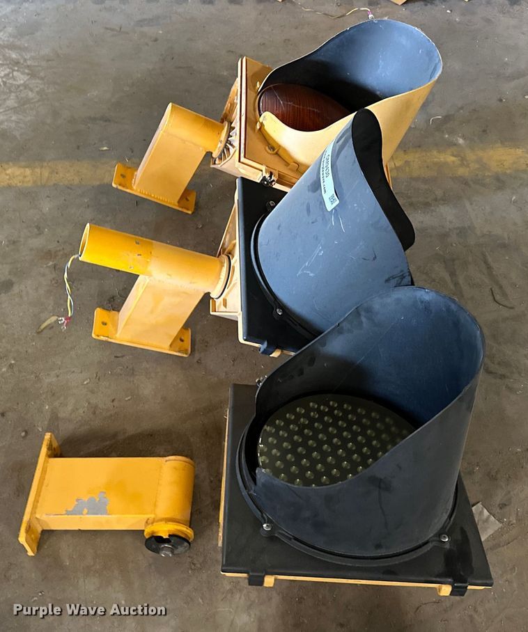 image for item OM9430 (3) traffic signals